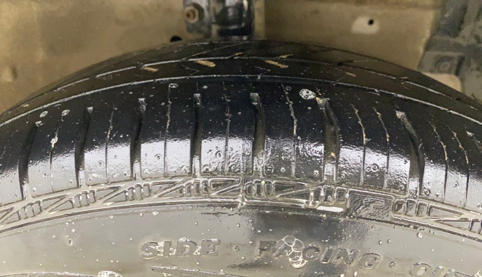 2017 Maruti Swift LXI (O), Petrol, Manual, 68,124 km, Right Front Tyre Tread