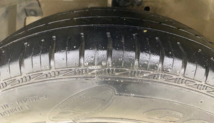 2017 Maruti Swift LXI (O), Petrol, Manual, 68,124 km, Left Front Tyre Tread