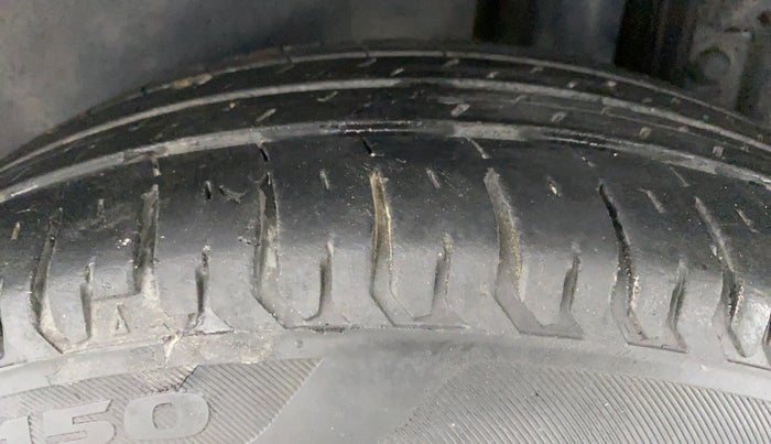2013 Maruti Swift LXI D, Petrol, Manual, 91,102 km, Left Rear Tyre Tread