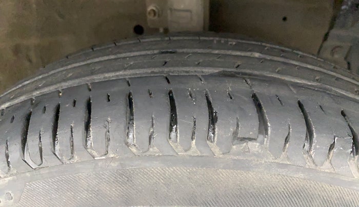 2013 Maruti Swift LXI D, Petrol, Manual, 91,102 km, Right Front Tyre Tread