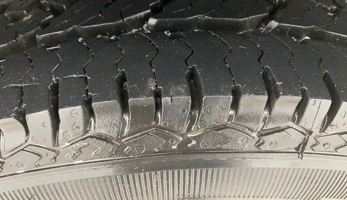 2019 Mahindra MARAZZO M2 8 STR, Diesel, Manual, 64,070 km, Right Rear Tyre Tread