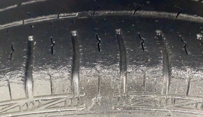 2013 Hyundai Eon MAGNA +, Petrol, Manual, 27,526 km, Left Front Tyre Tread