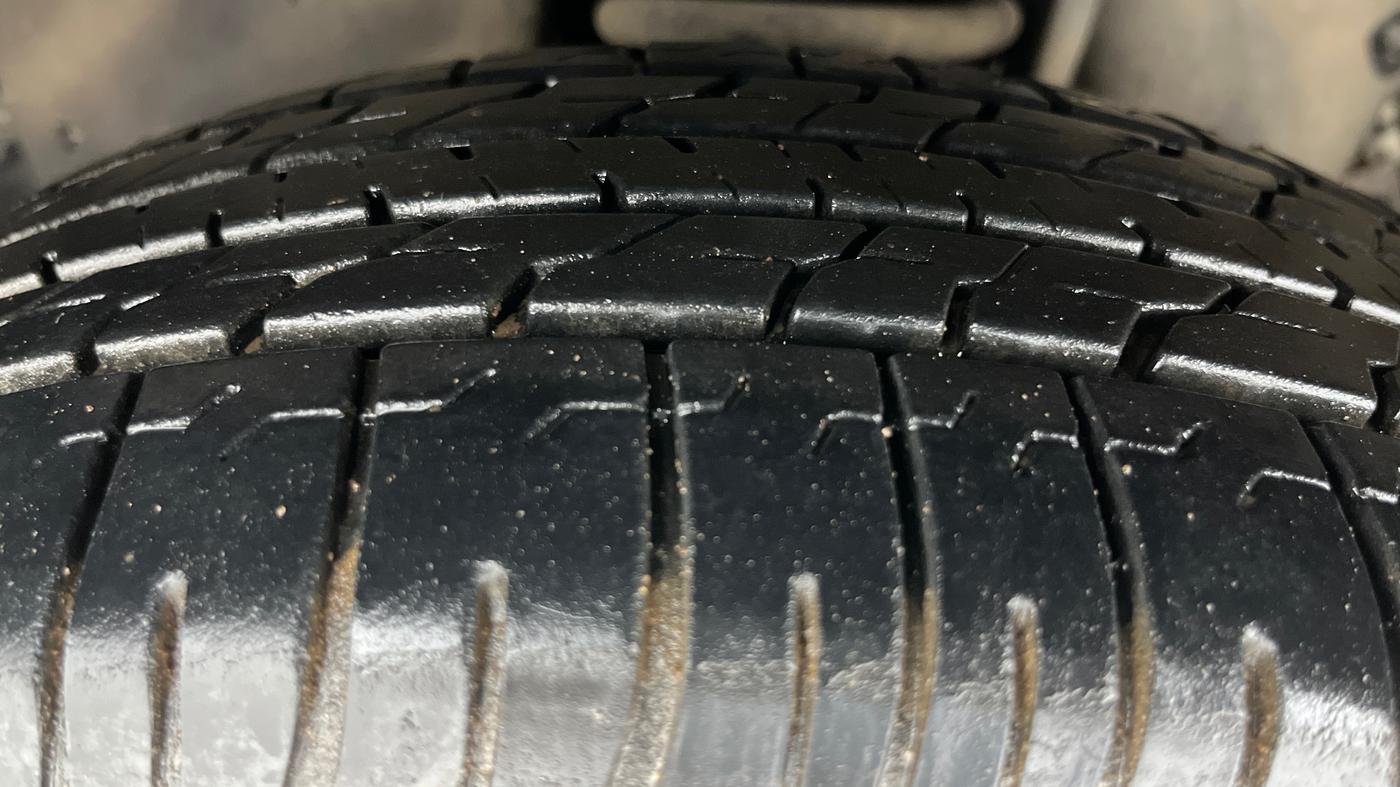 2015 Toyota Innova 2.5 GX 7 STR, Diesel, Manual, 1,10,102 km, Left Front Tyre Tread