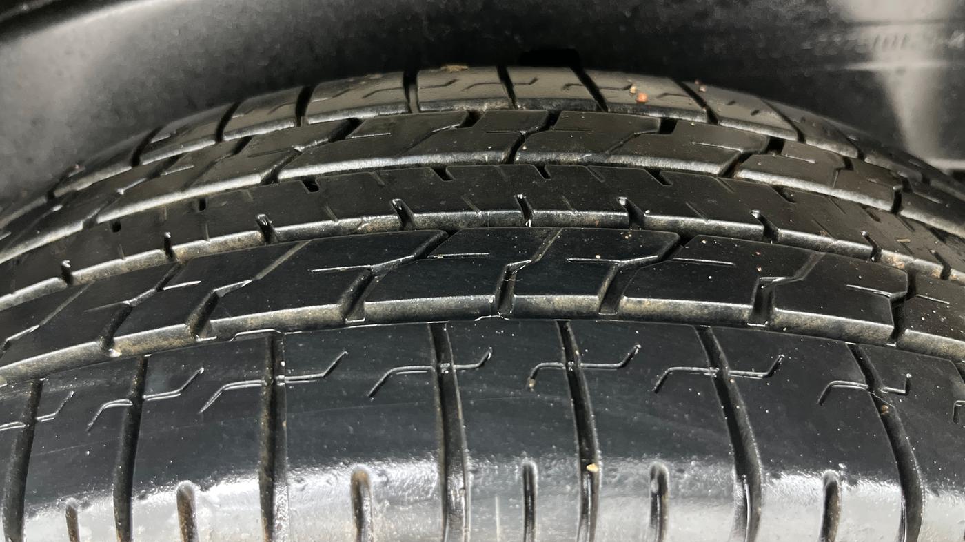 2015 Toyota Innova 2.5 GX 7 STR, Diesel, Manual, 1,10,102 km, Right Rear Tyre Tread
