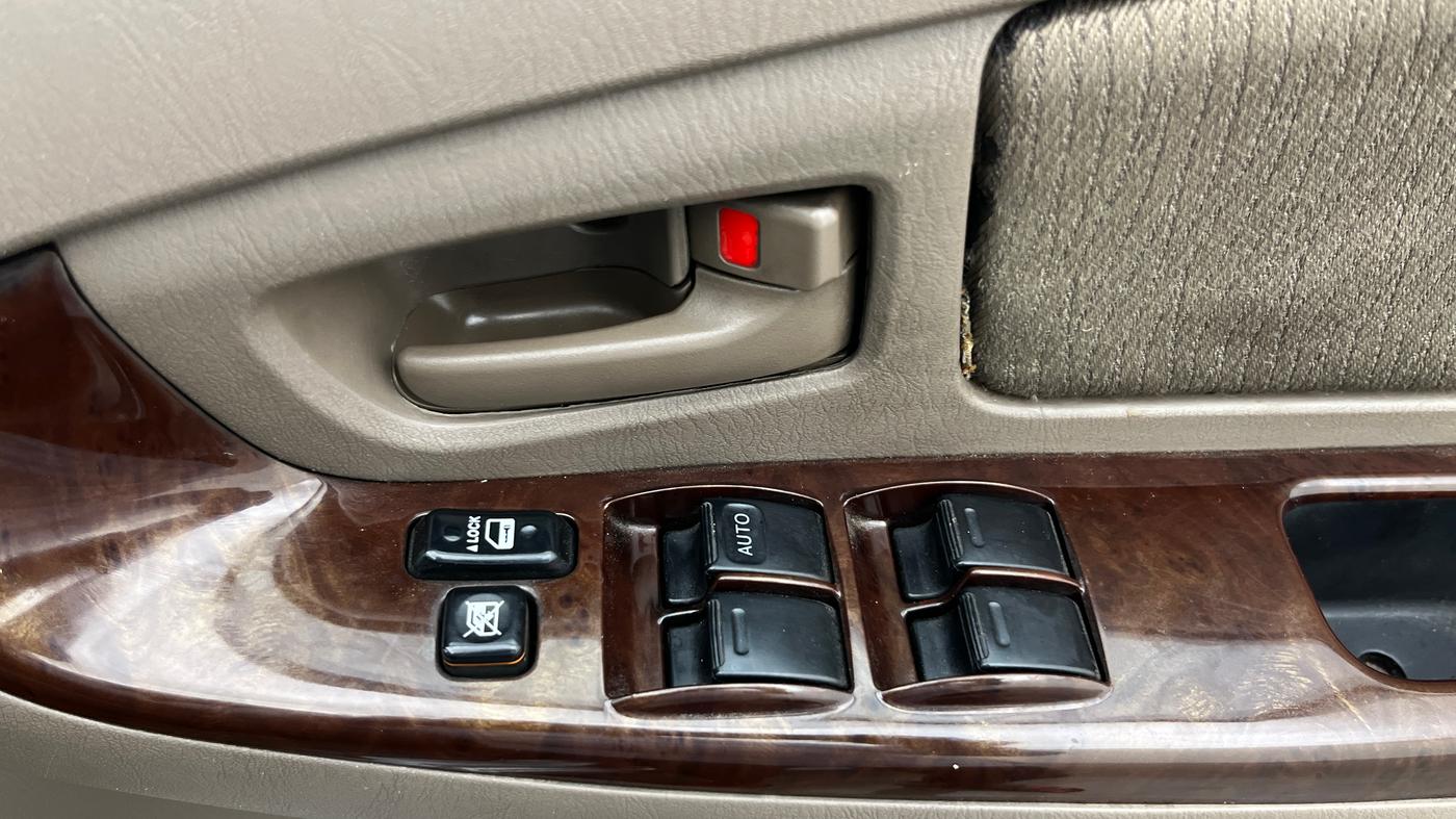 2015 Toyota Innova 2.5 GX 7 STR, Diesel, Manual, 1,10,102 km, Driver Side Door Panels Control