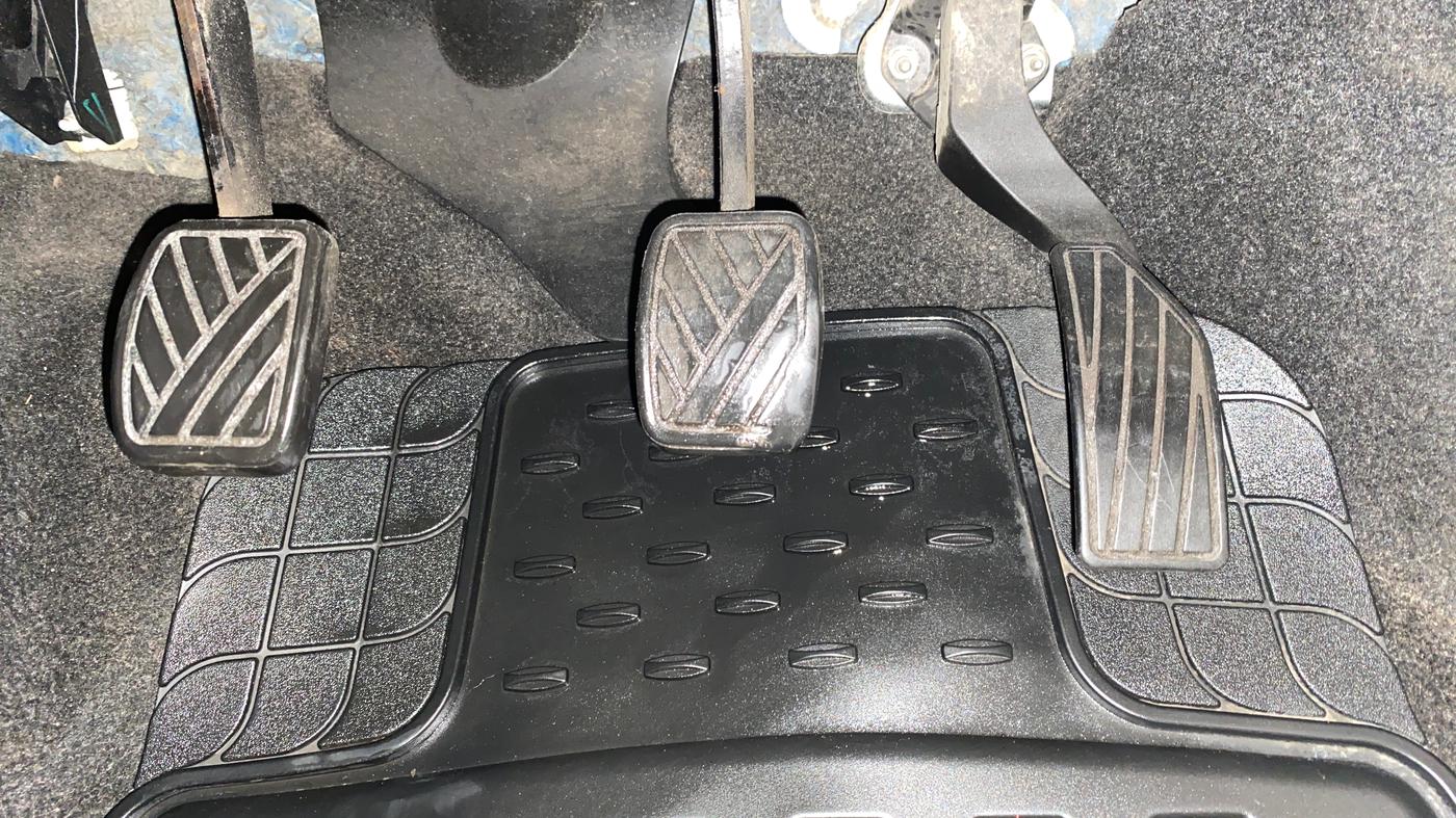 2014 Maruti Swift VXI, Petrol, Manual, 27,069 km, Pedals