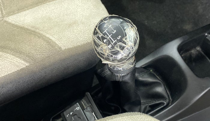 2010 Maruti Wagon R 1.0 LXI, Petrol, Manual, 32,075 km, Gear lever - Knob cover torn