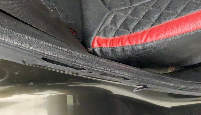 2018 Renault Kwid RXL, Petrol, Manual, 49,390 km, Right rear door - Beading has minor damage