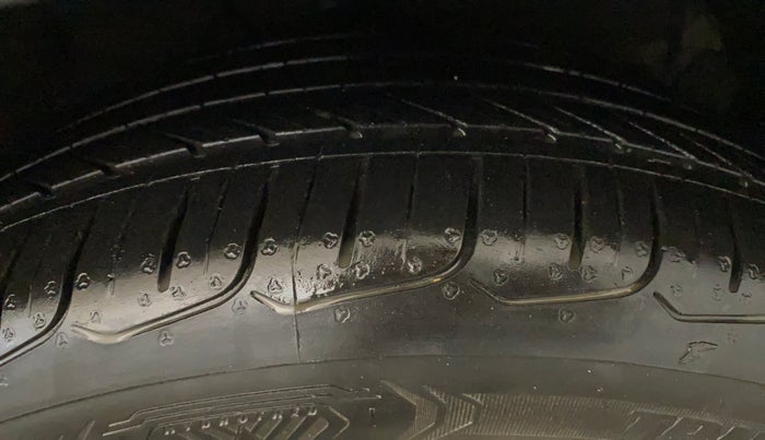 2015 Hyundai Verna FLUIDIC 4S 1.6 VTVT S(O), Petrol, Manual, 53,855 km, Right Front Tyre Tread