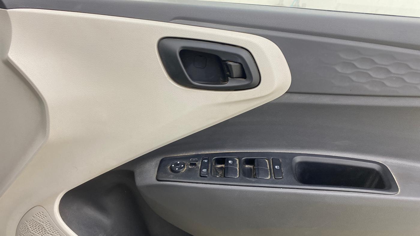 2021 Hyundai AURA S 1.2 CNG, CNG, Manual, 1,19,495 km, Driver Side Door Panels Control