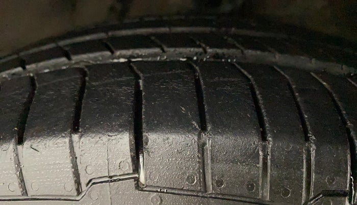 2013 Hyundai i10 SPORTZ 1.2 AT, Petrol, Automatic, 51,011 km, Right Front Tyre Tread