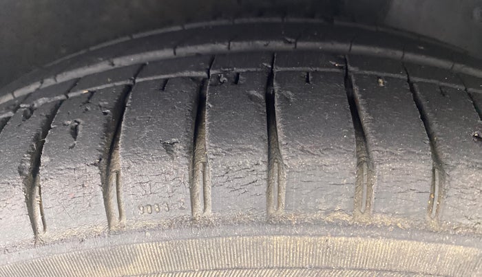 2015 Hyundai Eon SPORTZ, Petrol, Manual, 66,533 km, Right Front Tyre Tread