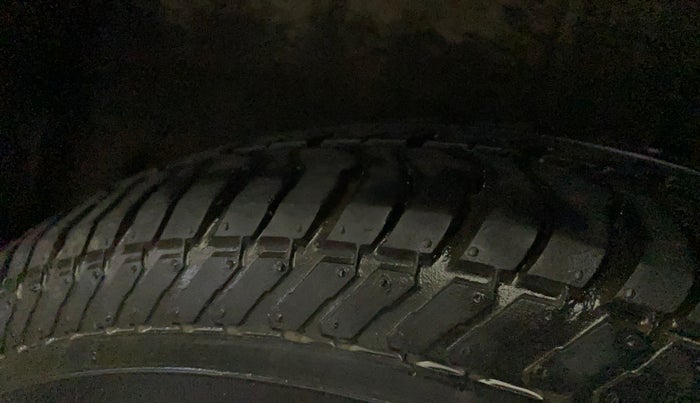 2015 Maruti Swift LXI (O), Petrol, Manual, 78,136 km, Left Rear Tyre Tread