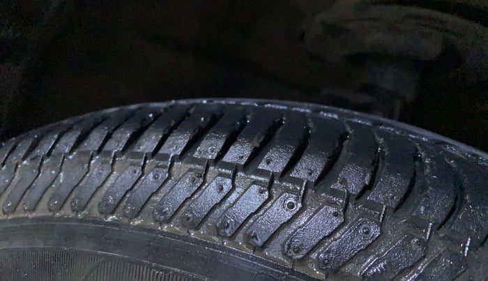 2015 Maruti Swift LXI (O), Petrol, Manual, 78,136 km, Right Front Tyre Tread