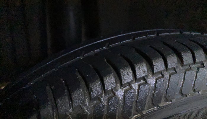 2015 Maruti Swift LXI (O), Petrol, Manual, 78,136 km, Right Rear Tyre Tread