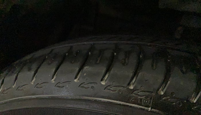 2015 Maruti Swift LXI (O), Petrol, Manual, 78,136 km, Left Front Tyre Tread