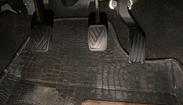 2015 Maruti Swift LXI (O), Petrol, Manual, 78,136 km, Pedals