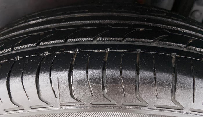 2015 Maruti Swift VXI D, Petrol, Manual, 76,261 km, Left Rear Tyre Tread