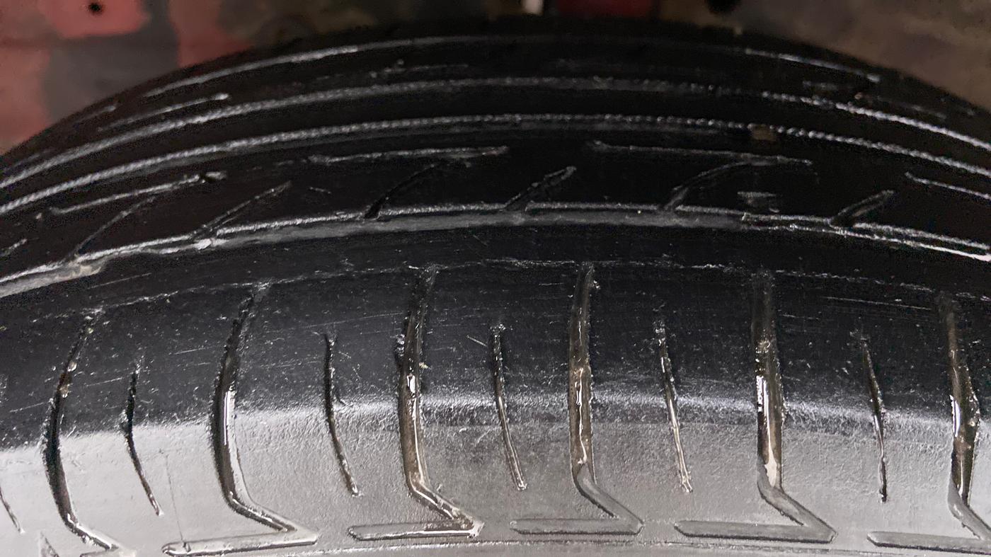 2015 Maruti Swift VXI D, Petrol, Manual, 76,261 km, Left Front Tyre Tread