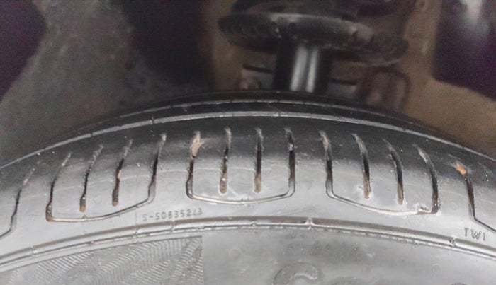 2016 Volkswagen Ameo COMFORTLINE 1.2L, Petrol, Manual, 77,841 km, Left Front Tyre Tread