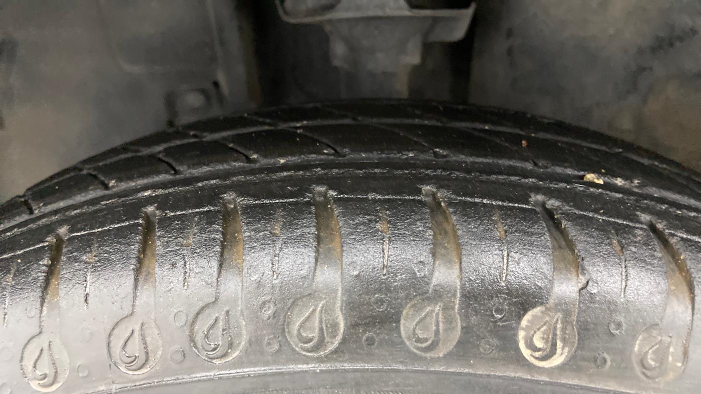 2021 Renault Kwid CLIMBER 1.0 AMT (O), Petrol, Automatic, 33,533 km, Left Front Tyre Tread