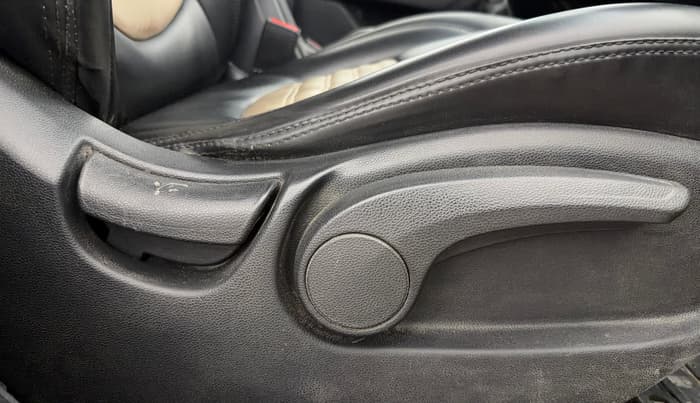 2017 Hyundai Creta SX PLUS 1.6 PETROL, Petrol, Manual, 82,466 km, Driver Side Adjustment Panel