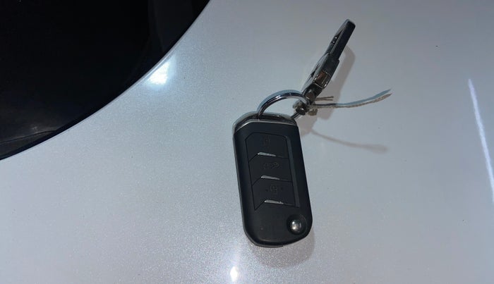 2023 Mahindra XUV700 MX P MT 5 STR, Petrol, Manual, 55,482 km, Key Close Up