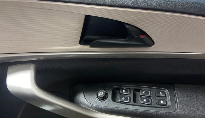 2023 Mahindra XUV700 MX P MT 5 STR, Petrol, Manual, 55,482 km, Driver Side Door Panels Control