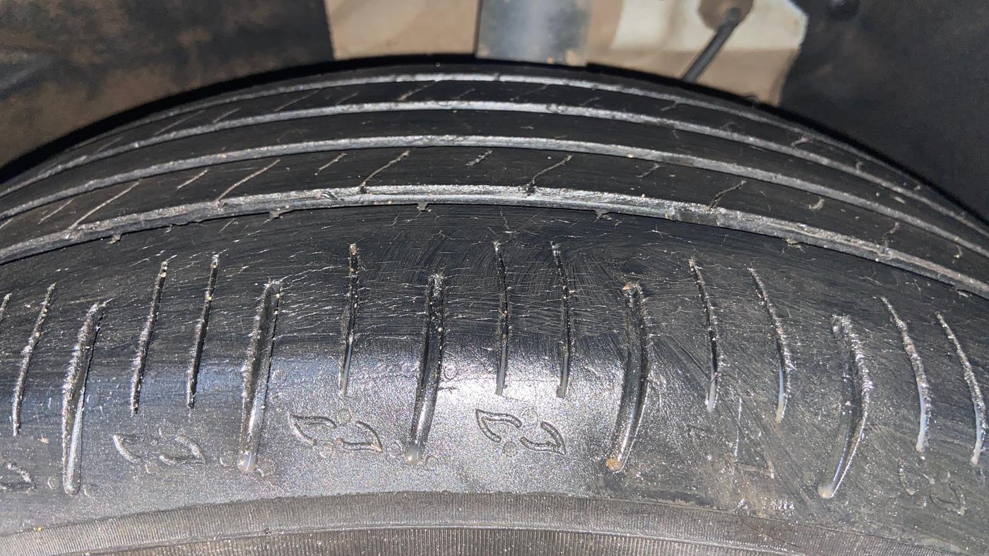2023 Mahindra XUV700 MX P MT 5 STR, Petrol, Manual, 55,482 km, Left Front Tyre Tread