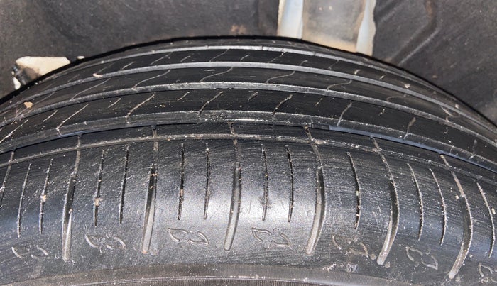 2023 Mahindra XUV700 MX P MT 5 STR, Petrol, Manual, 55,482 km, Left Rear Tyre Tread