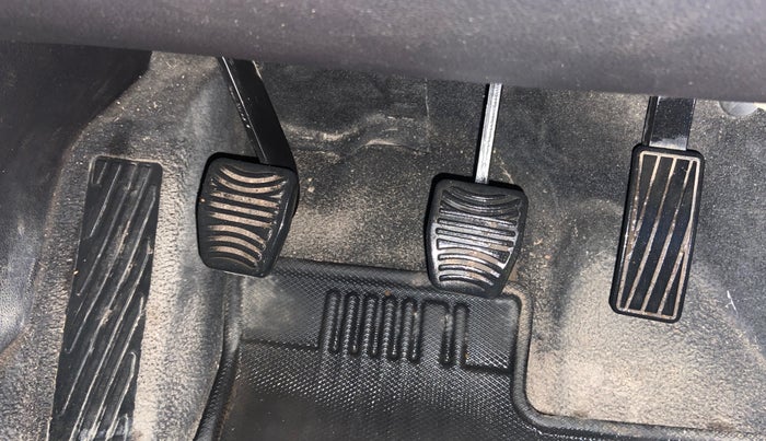 2023 Mahindra XUV700 MX P MT 5 STR, Petrol, Manual, 55,482 km, Pedals