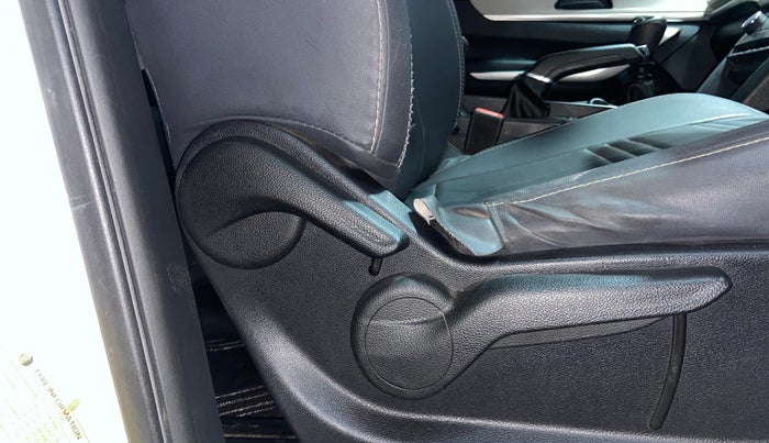 2023 Mahindra XUV700 MX P MT 5 STR, Petrol, Manual, 55,482 km, Driver Side Adjustment Panel