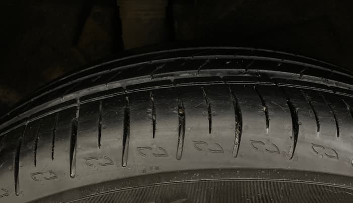 2022 Mahindra XUV700 AX 5 P MT 5 STR, Petrol, Manual, 46,675 km, Right Rear Tyre Tread