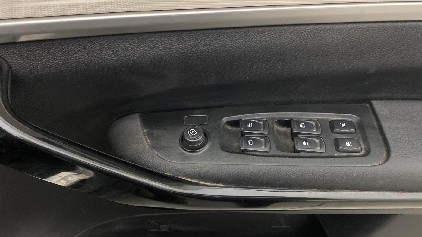 2022 Mahindra XUV700 AX 5 P MT 5 STR, Petrol, Manual, 46,675 km, Driver Side Door Panels Control