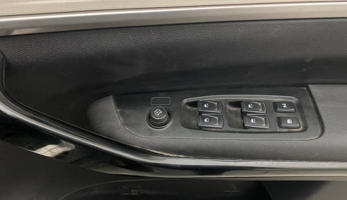 2022 Mahindra XUV700 AX 5 P MT 5 STR, Petrol, Manual, 46,675 km, Driver Side Door Panels Control