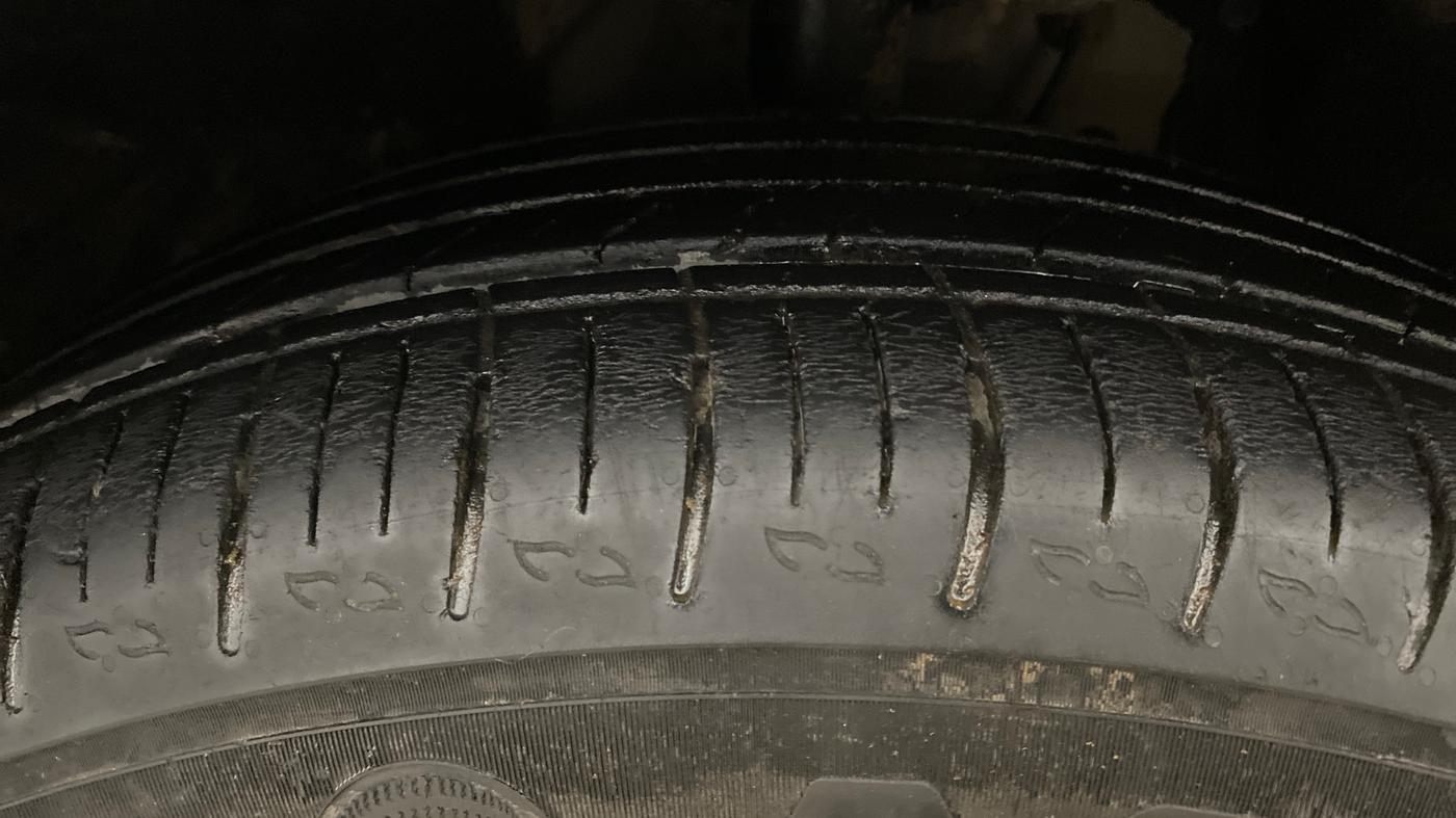2022 Mahindra XUV700 AX 5 P MT 5 STR, Petrol, Manual, 46,675 km, Left Front Tyre Tread