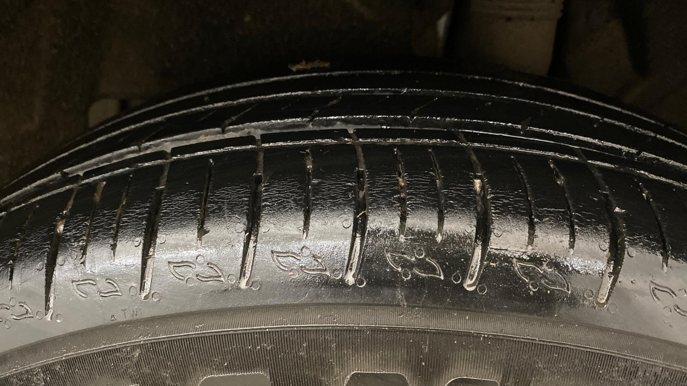 2022 Mahindra XUV700 AX 5 P MT 5 STR, Petrol, Manual, 46,675 km, Left Rear Tyre Tread