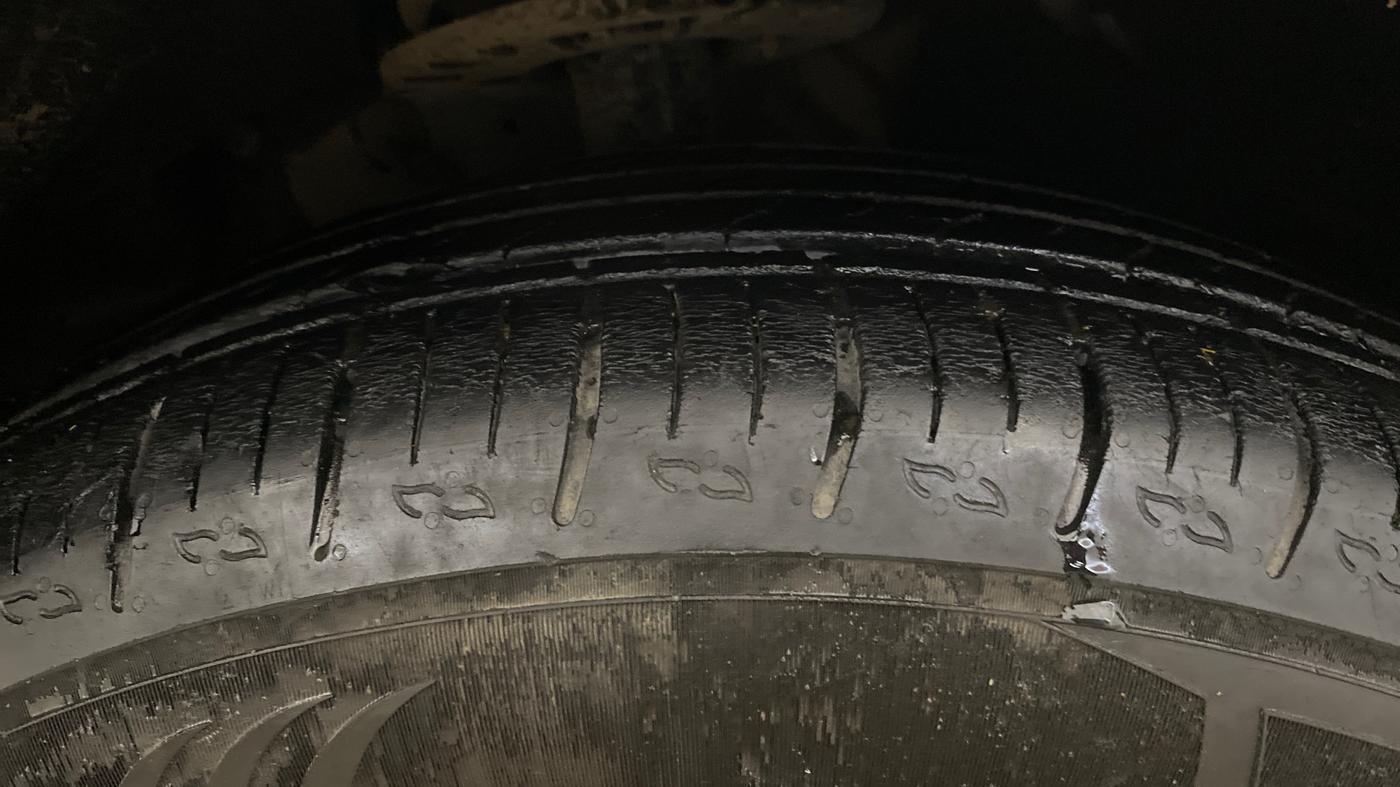 2022 Mahindra XUV700 AX 5 P MT 5 STR, Petrol, Manual, 46,675 km, Right Front Tyre Tread