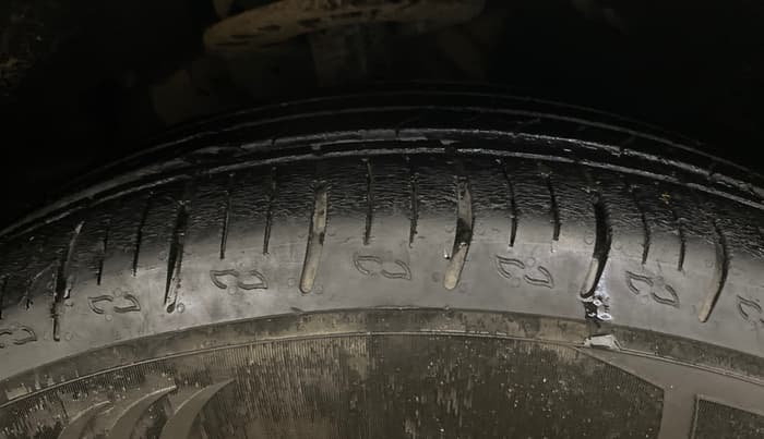 2022 Mahindra XUV700 AX 5 P MT 5 STR, Petrol, Manual, 46,675 km, Right Front Tyre Tread