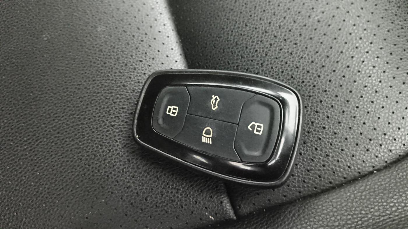 2020 Tata Harrier XZA 2.0L DARK EDITION, Diesel, Automatic, 1,17,325 km, Key Close Up