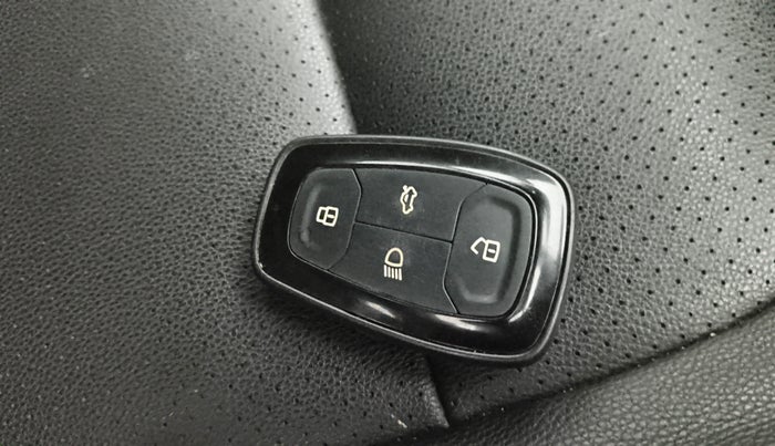 2020 Tata Harrier XZA 2.0L DARK EDITION, Diesel, Automatic, 1,17,325 km, Key Close Up