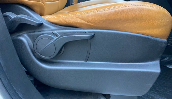 2019 Mahindra XUV500 W5, Diesel, Manual, 39,904 km, Driver Side Adjustment Panel