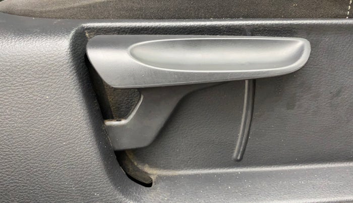 2016 Volkswagen Polo COMFORTLINE 1.2L, Petrol, Manual, 77,095 km, Driver Side Adjustment Panel