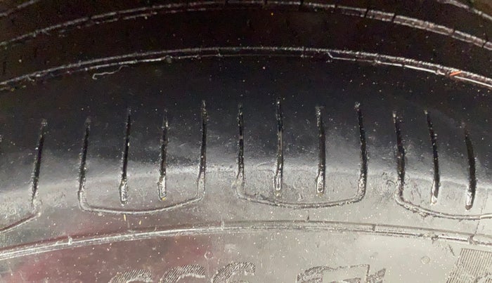 2016 Volkswagen Polo COMFORTLINE 1.2L, Petrol, Manual, 77,095 km, Left Front Tyre Tread