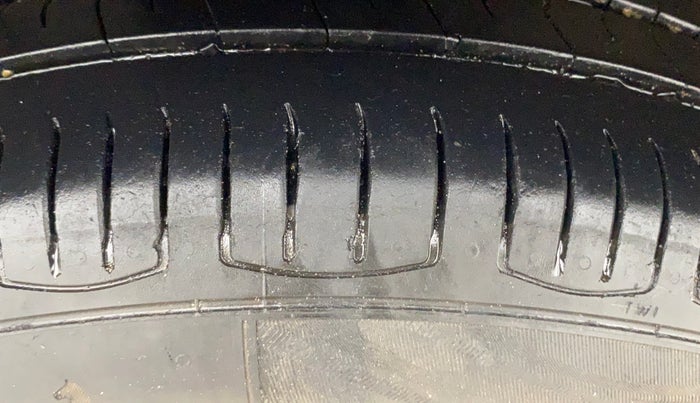 2016 Volkswagen Polo COMFORTLINE 1.2L, Petrol, Manual, 77,095 km, Right Rear Tyre Tread