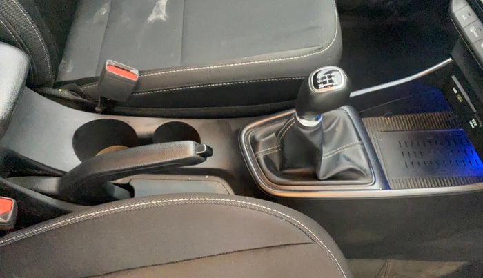 2022 Hyundai NEW I20 ASTA 1.2 MT, Petrol, Manual, 32,403 km, Gear Lever