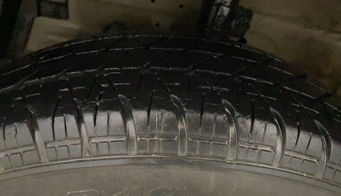 2017 Maruti Swift LXI, Petrol, Manual, 28,365 km, Left Front Tyre Tread