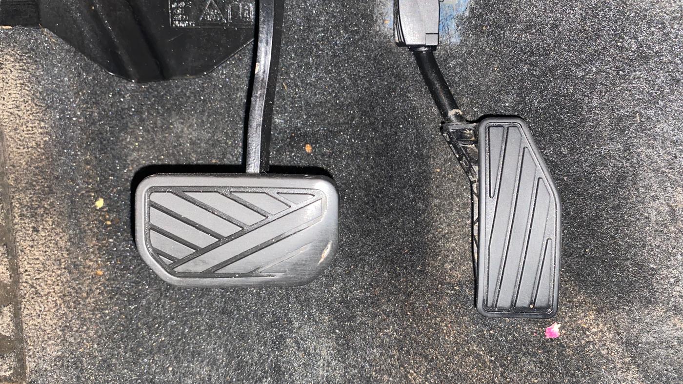 2022 Maruti XL6 ALPHA AT, Petrol, Automatic, 75,299 km, Pedals