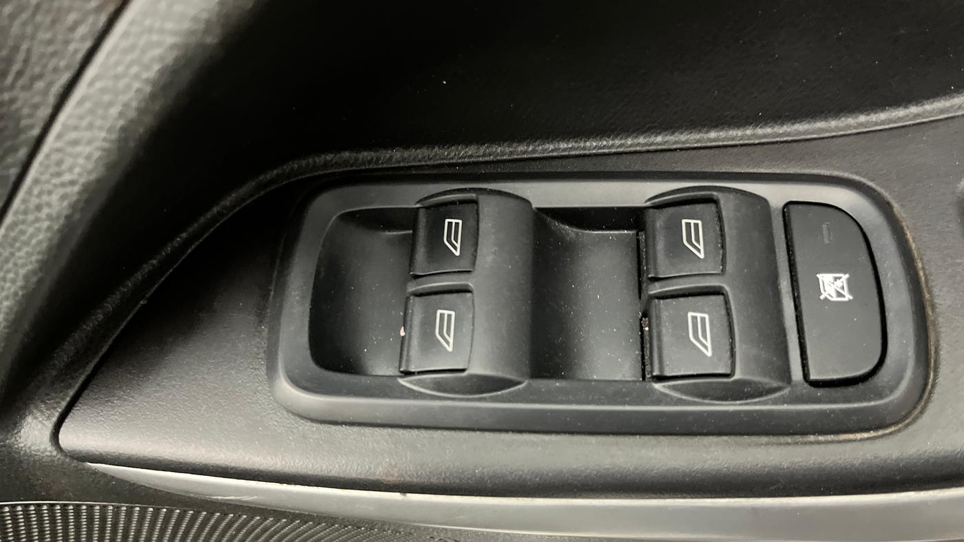 2015 Ford New Figo TITANIUM 1.5 PETROL AT, CNG, Automatic, 57,277 km, Driver Side Door Panels Control