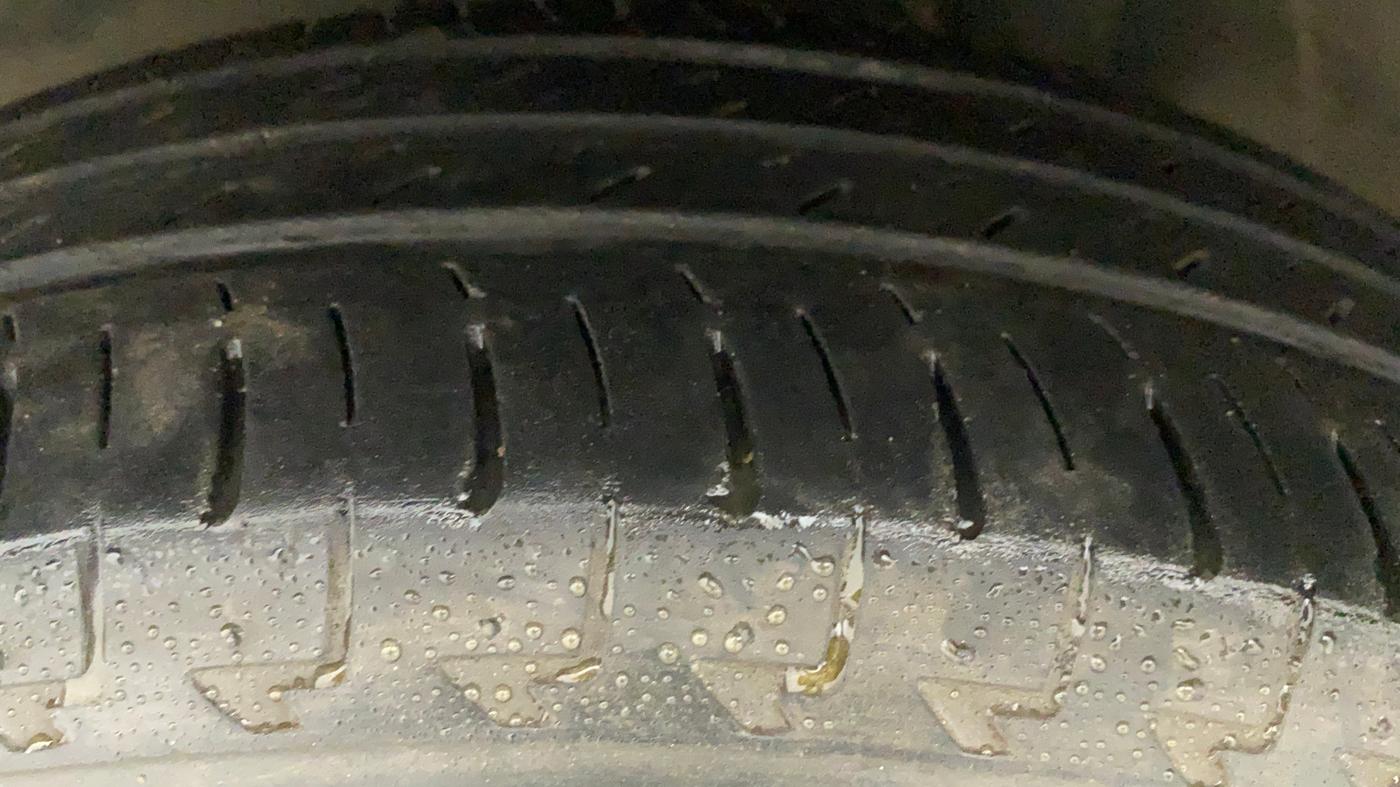 2010 Maruti Swift Dzire ZXI, Petrol, Manual, 97,622 km, Left Front Tyre Tread